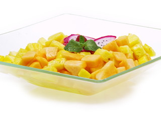 obstsalat von papaya, mango und ananas