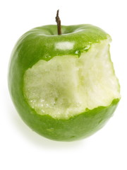 grüner angebissener apfel