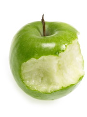 grüner angebissener apfel