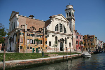 Fototapeta na wymiar Canal et église de Venise