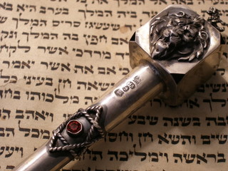 hebräische schrift auf pergament mit torazeiger