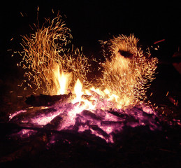 Feu combustion étincelles rougeoyantes