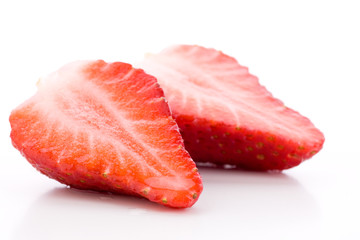 Halbe Erdbeere auf weißem Hintergrund