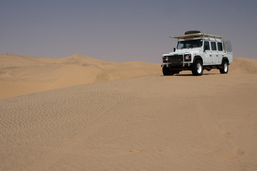 Fototapeta na wymiar SUV na pustyni