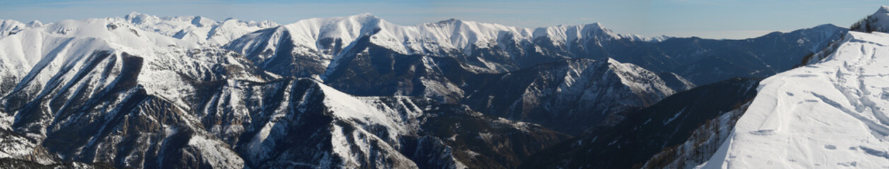 Fototapeta na wymiar Panorama de la frontière italienne enneigée