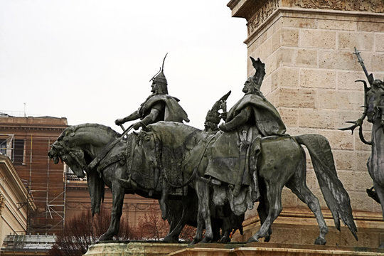 Photography of the sculpture situated  in the square of heroes
