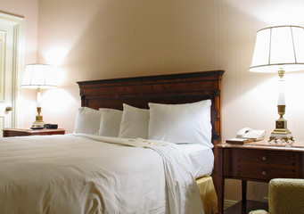 Bedroom with lamp king-size bed and four pillows