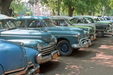 Crédence de cuisine en verre imprimé Voitures anciennes cubaines Vieilles voitures garées - Cuba