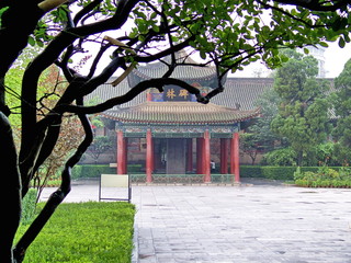 Temple chinois dans un parc avec arbre en contre jour