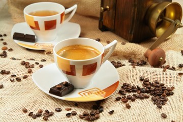 Kaffeetasse umgeben von Kaffeekörnern