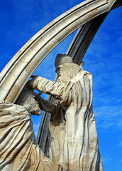Statue of the pries , who puting a crown on ruller's head
