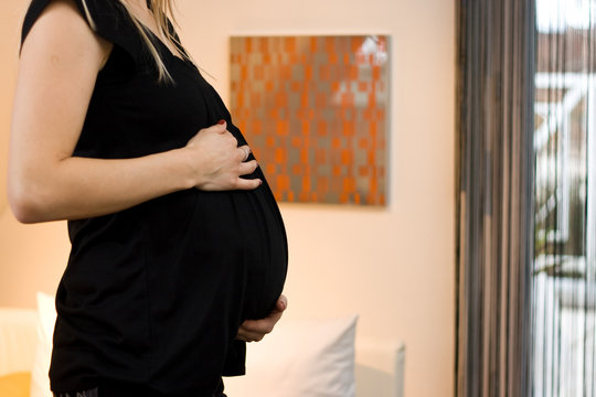 Belle femme blonde enceinte