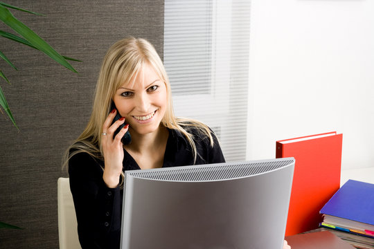 Belle femme qui t&eacute;l&eacute;phone