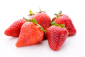 5 rote Erdbeeren vor weißem Hintergrund - obrazy, fototapety, plakaty
