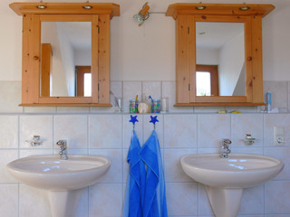 Badezimmer mit zwei Waschbecken und Spiegelschränken