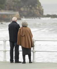 Pareja de ancianos mirando al mar