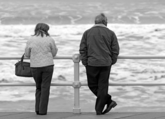 Pareja mirando al mar