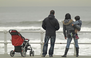 Familia mirando al mar