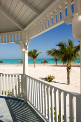Fototapeta na wymiar tropikalna plaża z palmami z białego altanka