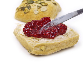 brötchen mit himbeermarmelade