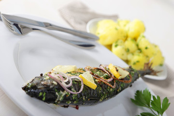 Gegrillter Fisch mit kartoffeln