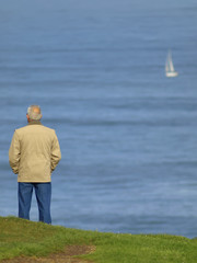 Hombre mirando al mar