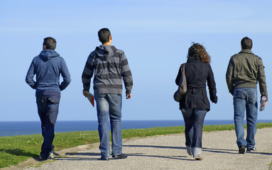 grupo de jovenes paseando