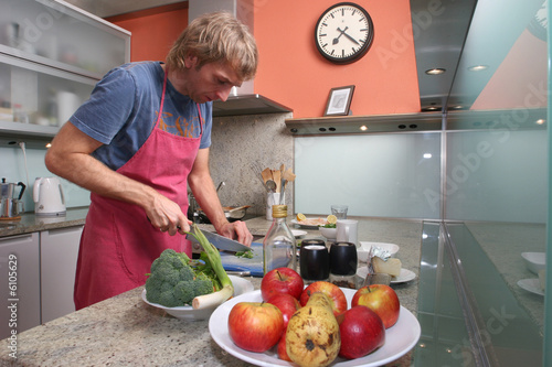 "Mann in der Küche" Stockfotos und lizenzfreie Bilder auf Fotolia.com