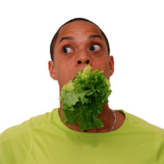 homme mangeant de la salade