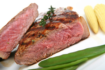 Rare sirloin steak with mange tout and baby sweetcorn