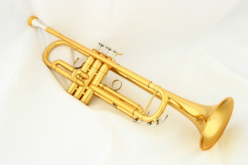 Plakat gold lacquer trumpet with mouthpiece on white