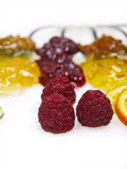 marmelade mit löffeln und früchten