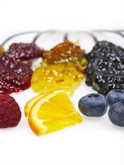 marmelade mit löffeln und früchten