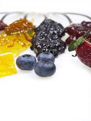 marmelade mit löffeln und früchten