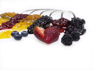 marmelade mit löffeln und früchten