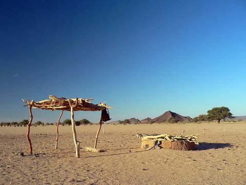 Abri de chameliers nomades dans le d&eacute;sert soudanais
