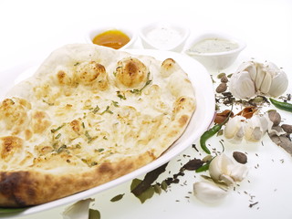 indisches tandoori naan brot mit kräutern