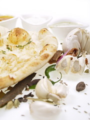 indisches tandoori naan brot mit kräutern