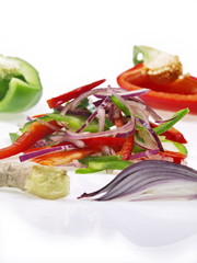 paprika zwiebelsalat mit joghurt dressing gewürze