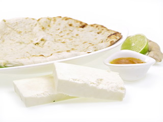 indisches tandoori naan brot mit paneer käse