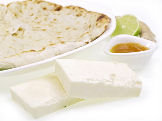 indisches tandoori naan brot mit paneer käse