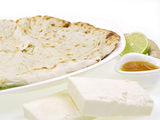 indisches tandoori naan brot mit paneer käse