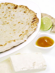 indisches tandoori naan brot mit paneer käse