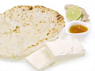 indisches tandoori naan brot mit paneer käse