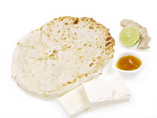 indisches tandoori naan brot mit paneer käse