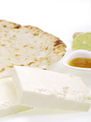 indisches tandoori naan brot mit paneer käse