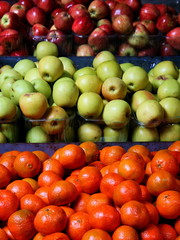 Apples and mandarins in the market