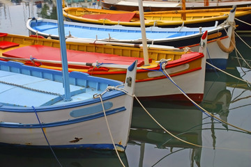Fototapeta na wymiar Kolorowe łodzie Sanar Sur Mer
