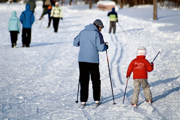 Mother teaches the daughter to ski.