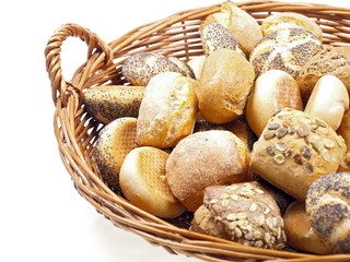 brotkorb freigestellt auf weißem hintergrund